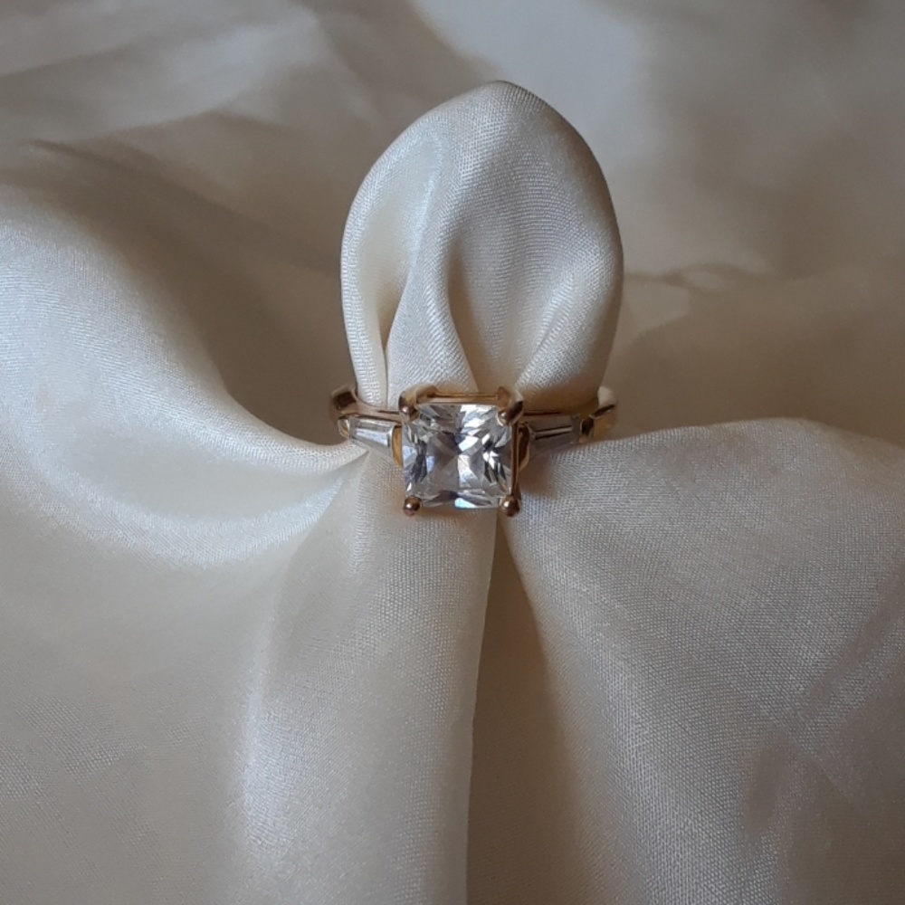 LIND 14K HGE Square CZ Stone Size 7 Ring